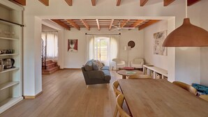 Suite familiar, vista al jardín | Área de sala de estar