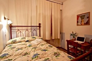 Habitación individual, baño compartido | Ropa de cama de alta calidad y decoración personalizada