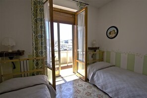 Chambre, 2 lits une place, salle de bains commune