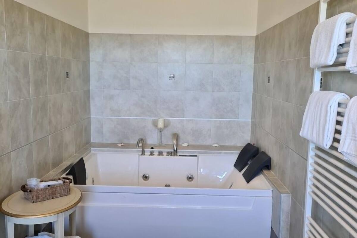 superior double room, garden view | bathroom | shower, free toiletries, hair dryer, bidet