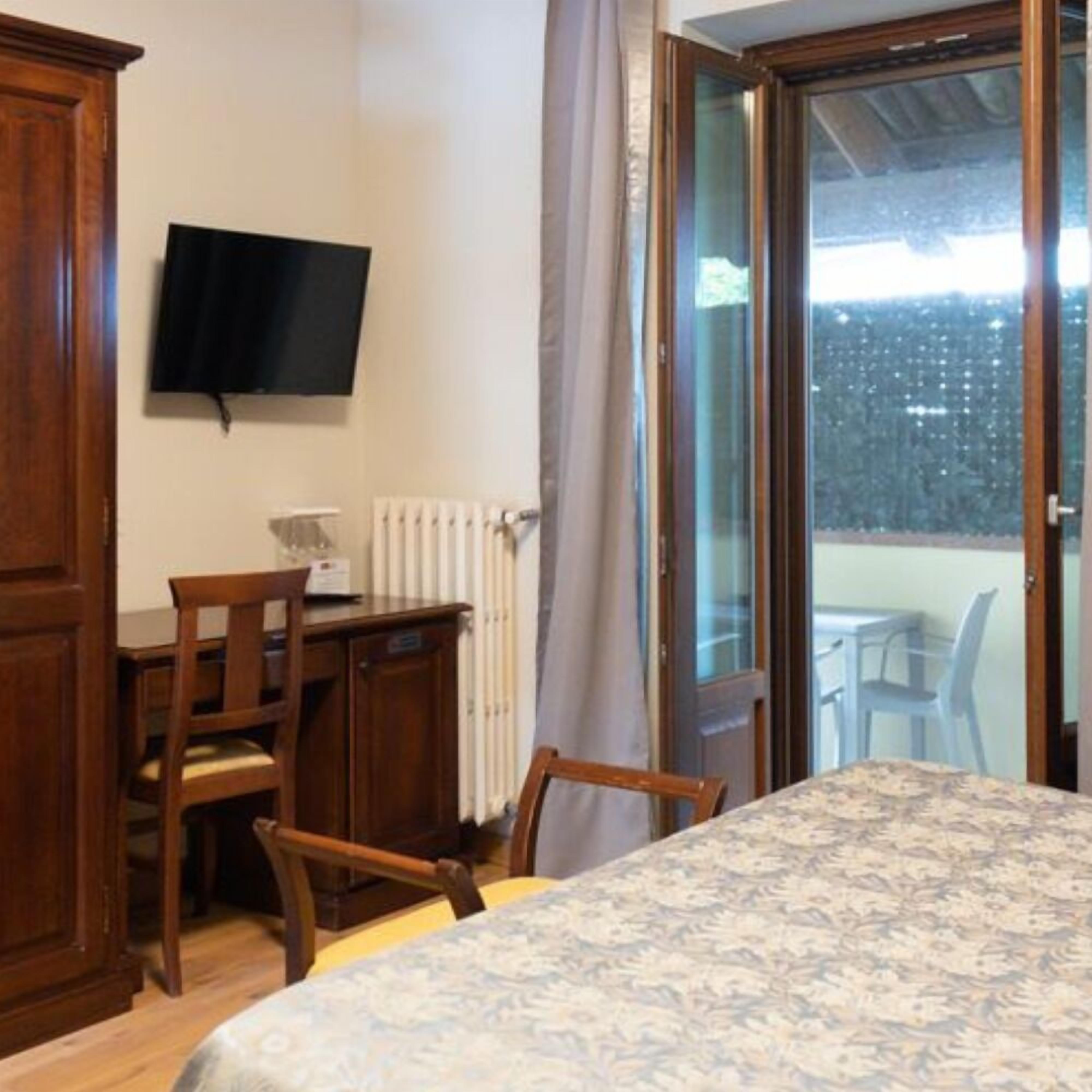 double room | 1 bedroom, minibar, desk, laptop workspace