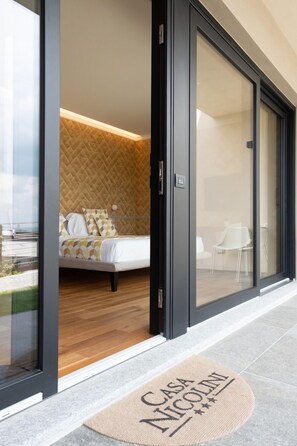 Minibar, escritorio y espacio para trabajar con laptop 