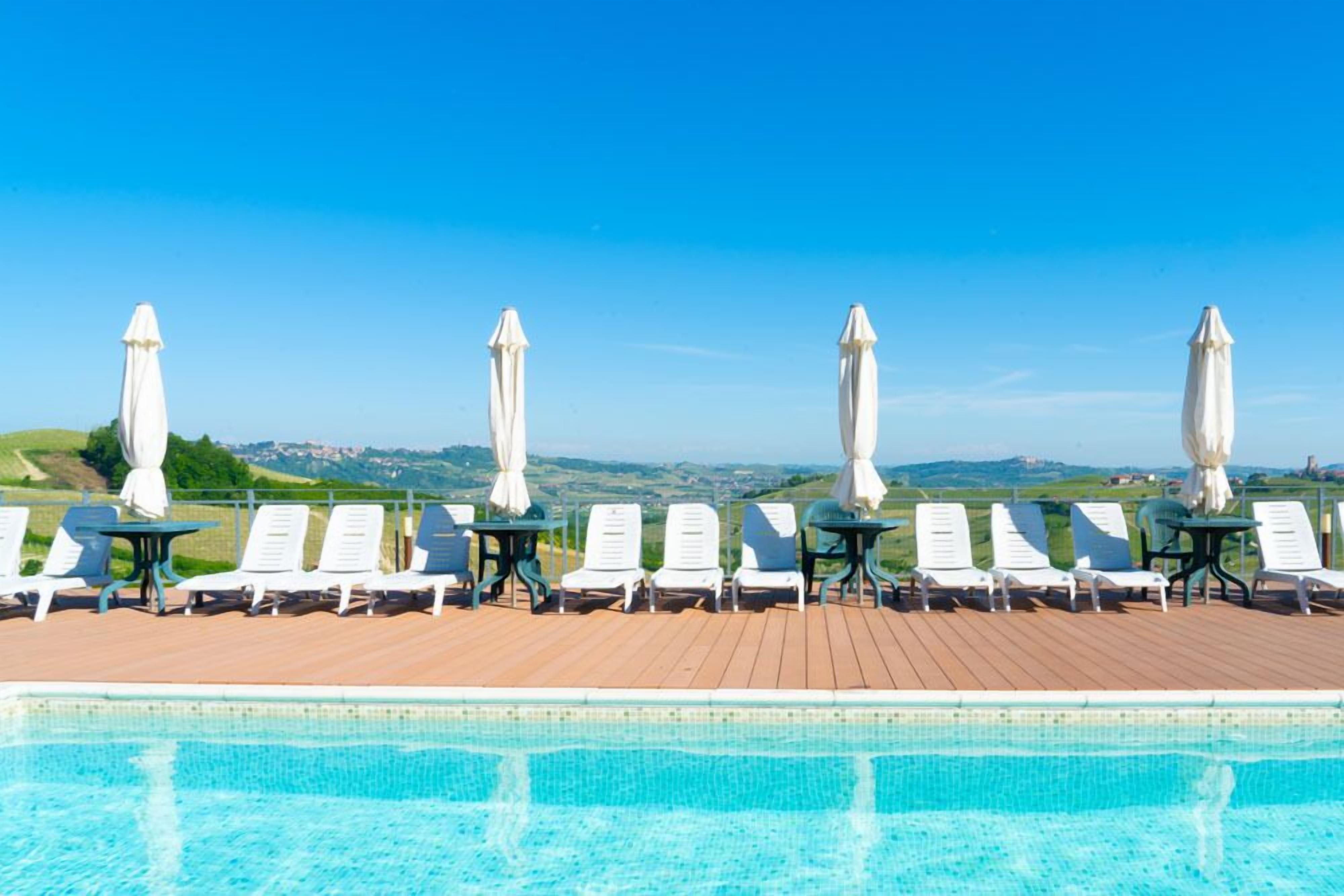 Ulkouima-allas, aurinkovarjoja, aurinkotuoleja