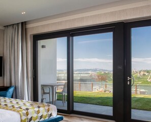 Suite | Een minibar, een bureau, een laptopwerkplek, verduisterende gordijnen