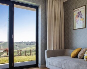 Suite | Een minibar, een bureau, een laptopwerkplek, verduisterende gordijnen