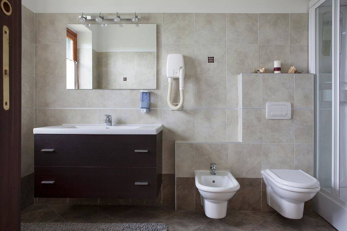 superior double room, garden view | bathroom | shower, free toiletries, hair dryer, bidet