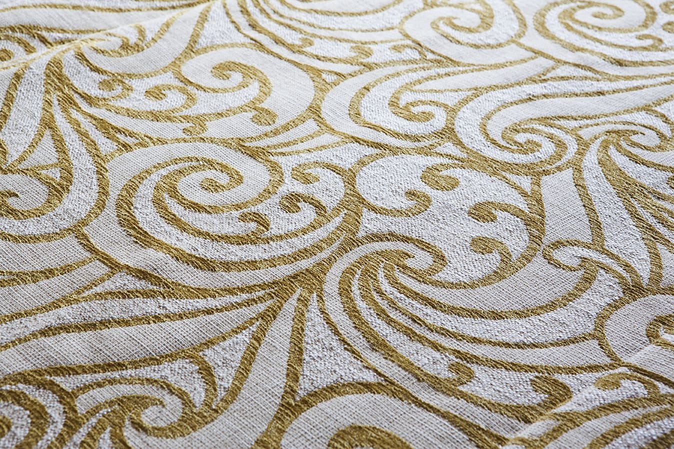 Primer plano de un tejido con diseño dorado.