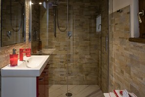 Deluxe Apartment | Bathroom | Shower, hair dryer, bidet, towels - All'Antica Mattonata (Assisi)
