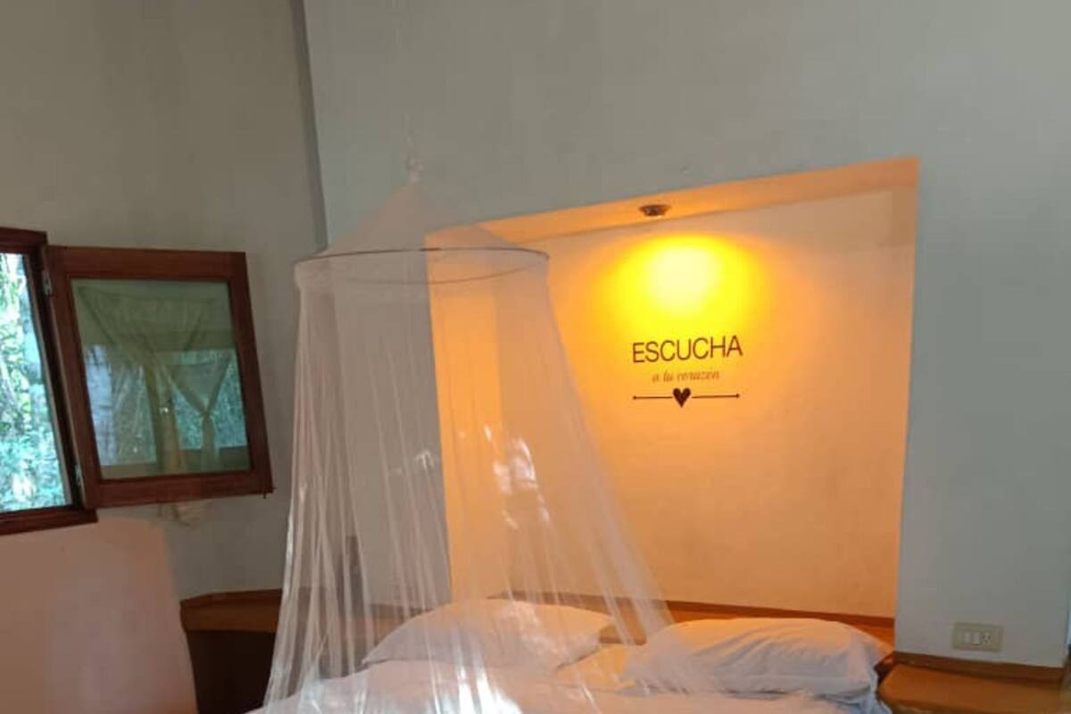 Seprai premium, didekorasi berbeda-beda, dan seprai linen