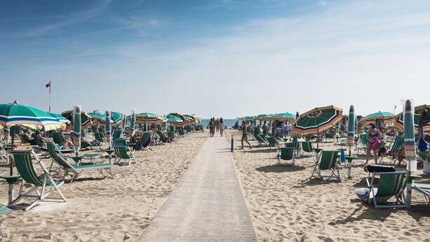 Privat strand i nærheten, solsenger, parasoller og strandhåndklær