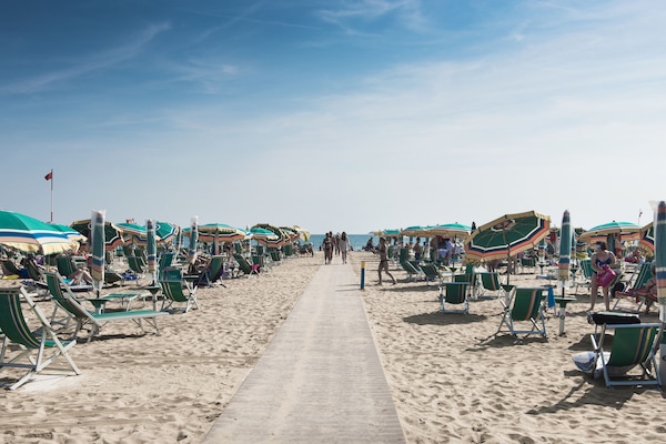 Privatstrand in der NĂ€he, LiegestĂŒhle, Sonnenschirme, StrandtĂŒcher