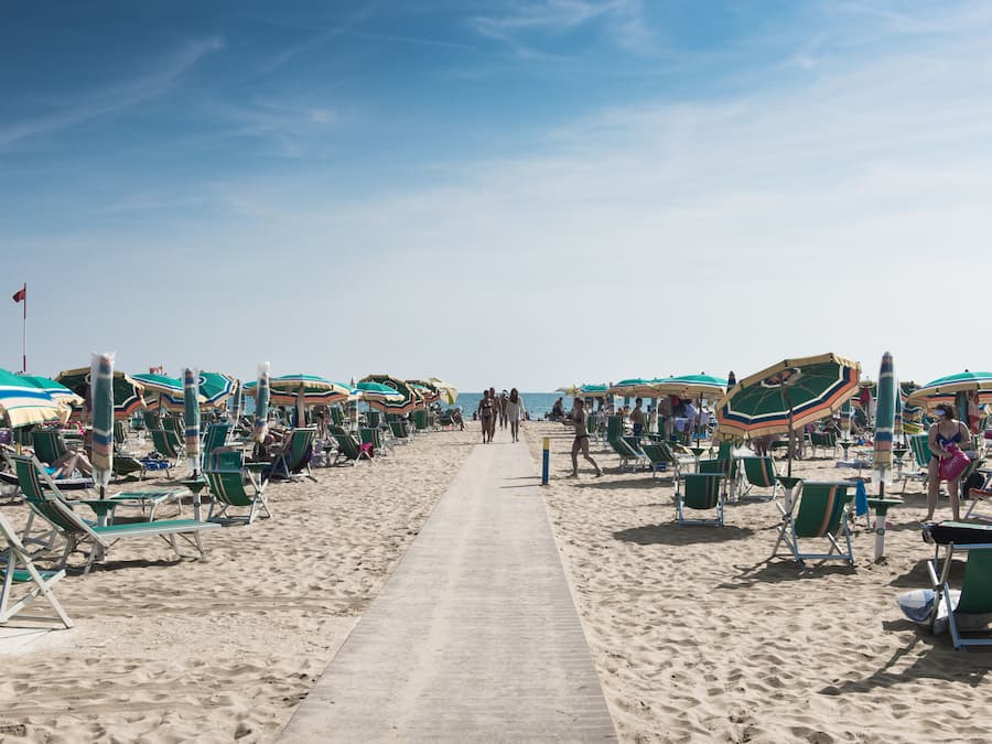Plage privée à proximité, chaises longues, parasols, serviettes de plage