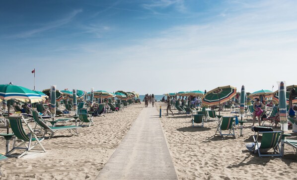Plage privée à proximité, chaises longues, parasols, serviettes de plage