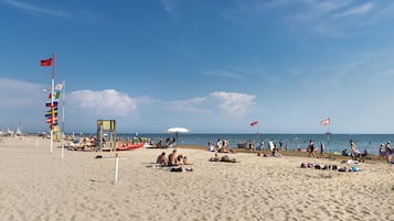 Privat strand i närheten, solstolar, parasoller och strandhanddukar