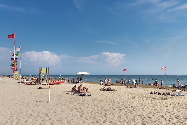 Plage privée à proximité, chaises longues, parasols, serviettes de plage