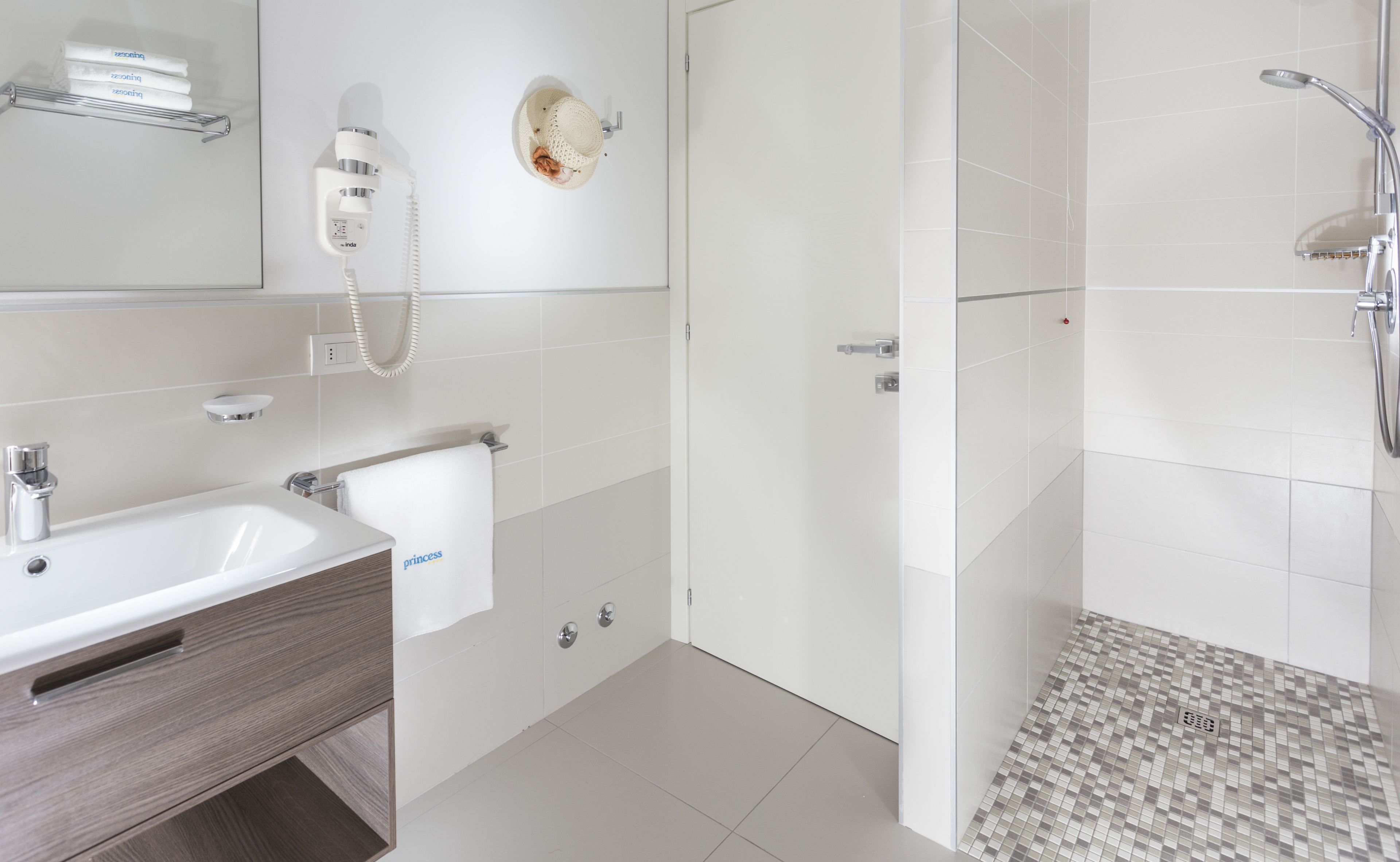 shower, rainfall showerhead, hair dryer, bidet