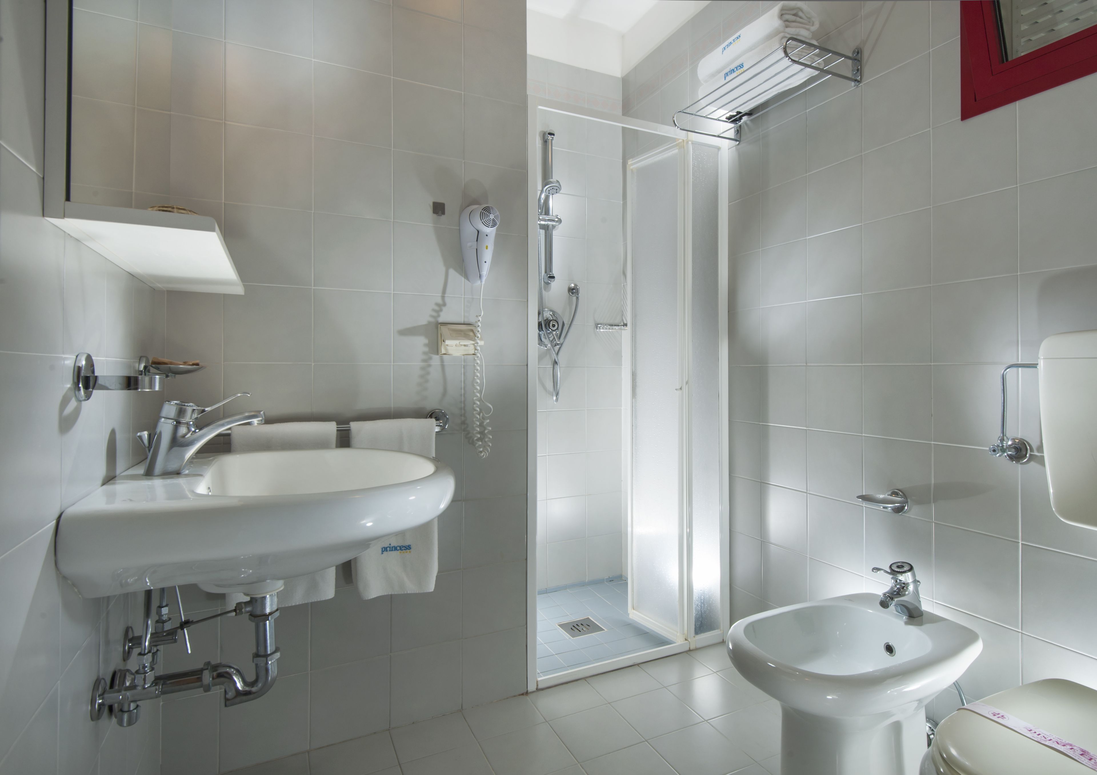 shower, rainfall showerhead, hair dryer, bidet