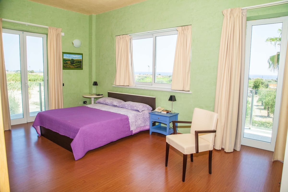 standard double or twin room | minibar, in-room safe, desk, blackout curtains