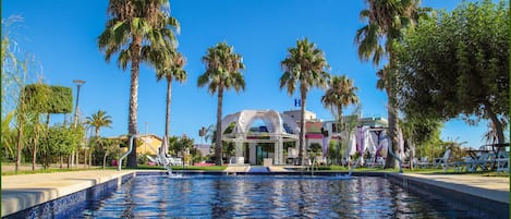 Una piscina al aire libre de temporada