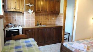 Apartment, 2 Bedrooms | Dapur peribadi | Peti sejuk, ketuhar, dapur, pembancuh kopi/teh