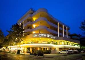 Front of property – evening/night - Hotel Europa (San Michele al Tagliamento)