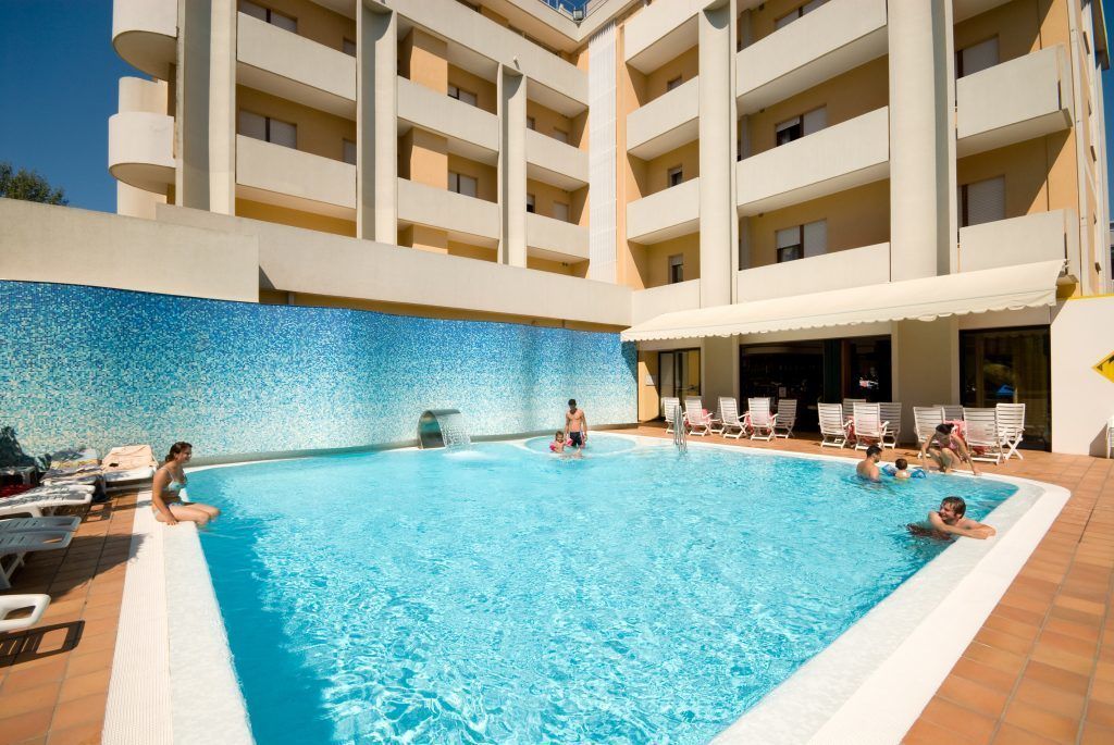 حمّام سباحة خارجي موسمي