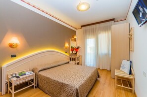 ห้องดับเบิลหรือทวิน | 1 ห้องนอน, โต๊ะทำงาน, เปล/เตียงเด็กอ่อน (ฟรี), Wi-Fi ฟรี