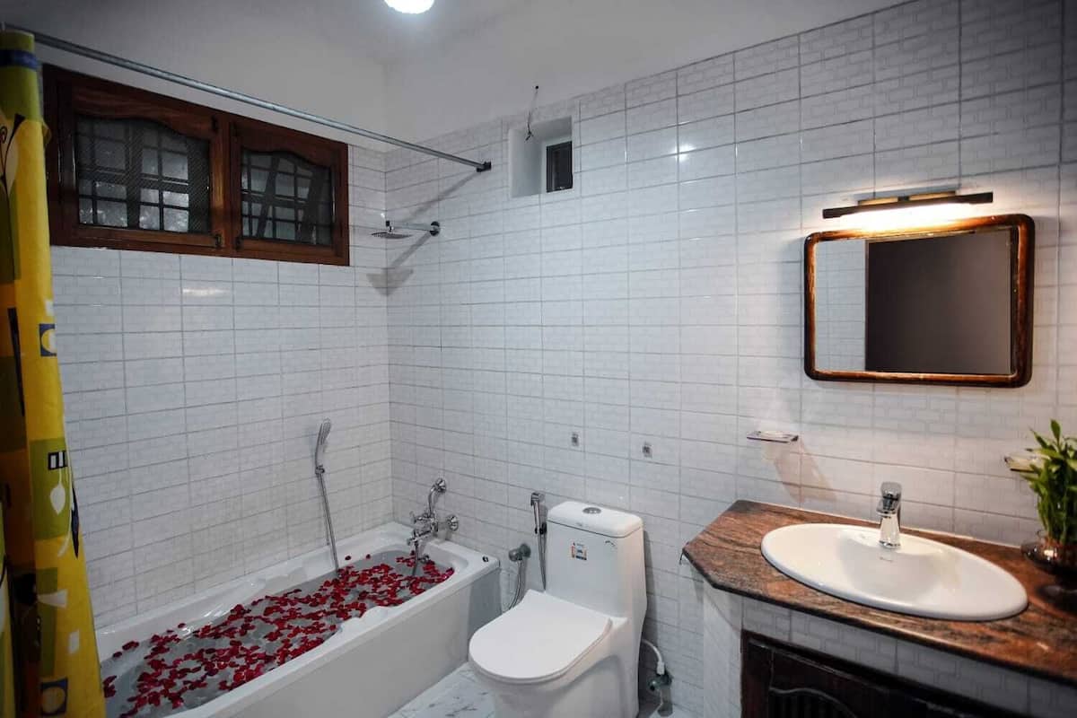 Deluxe AC Room | Bathroom | Combined shower/tub, free toiletries, hair dryer, towels