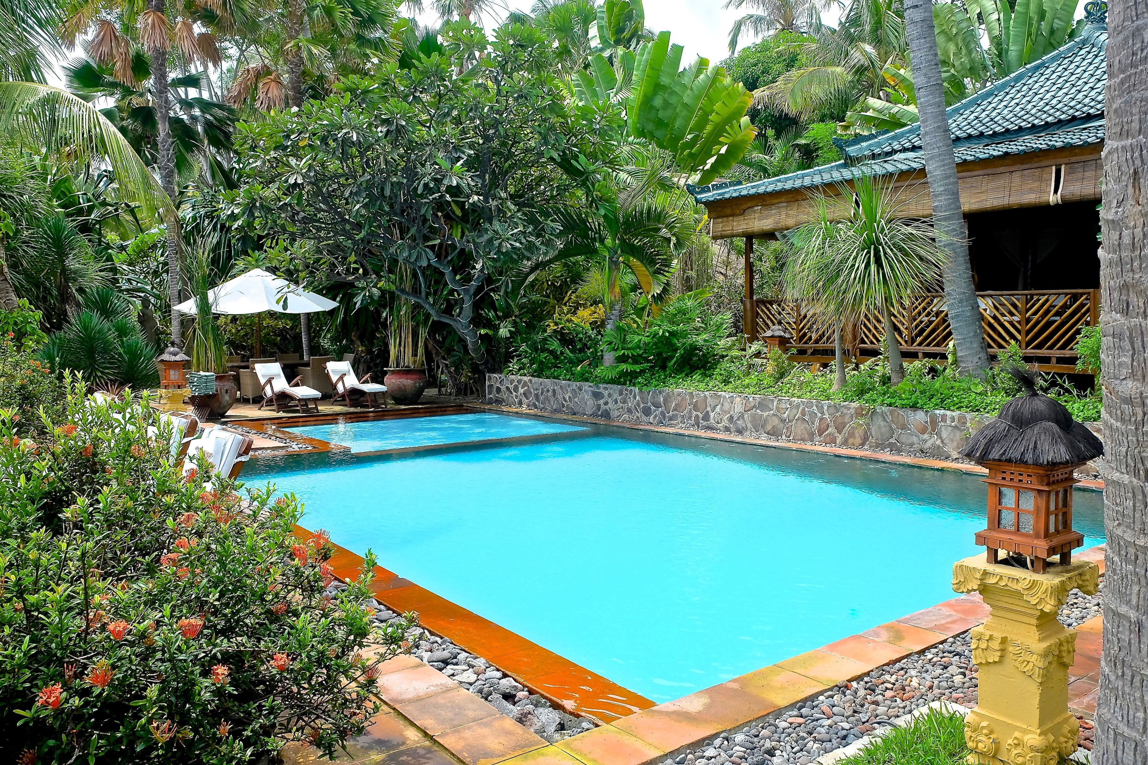 2 outdoor pools, pool loungers