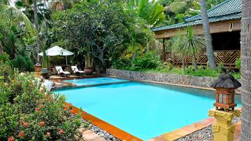 2 outdoor pools, pool loungers