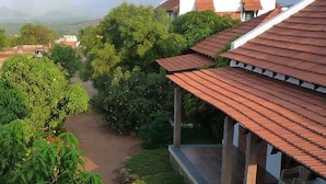 Un barrio residencial con casas de techos rojos y abundante vegetación.