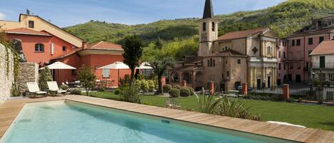 Outdoor pool, pool umbrellas, sun loungers