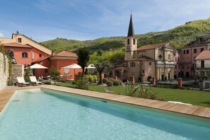 Piscina externa, guarda-sóis, espreguiçadeiras