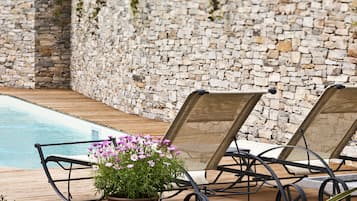Outdoor pool, pool umbrellas, sun loungers