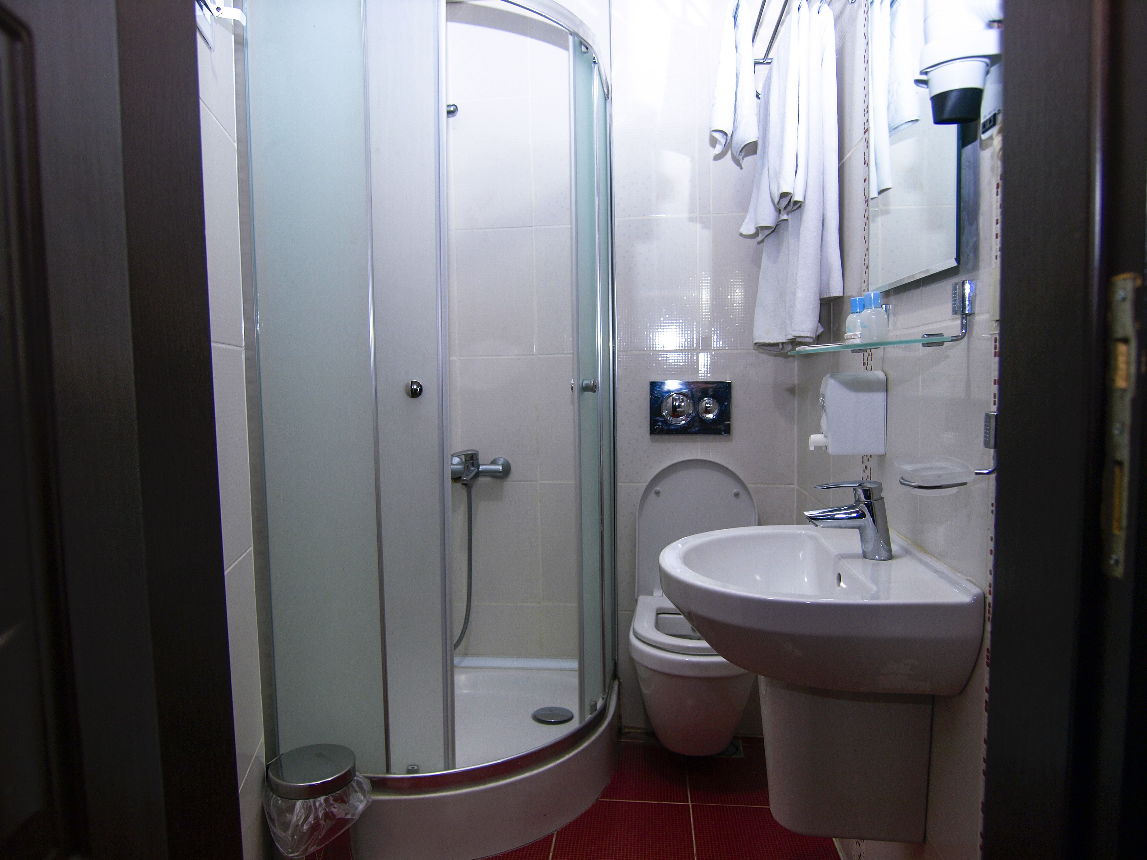 Dusche, kostenlose Toilettenartikel, Haartrockner, Hausschuhe