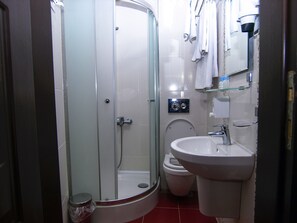 Shower, free toiletries, hair dryer, slippers - Timya Hotel (Istanbul)