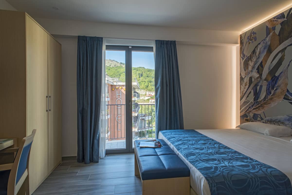 standard double room, 1 double bed (dependance) | in-room safe, desk, soundproofing, cots/infant beds