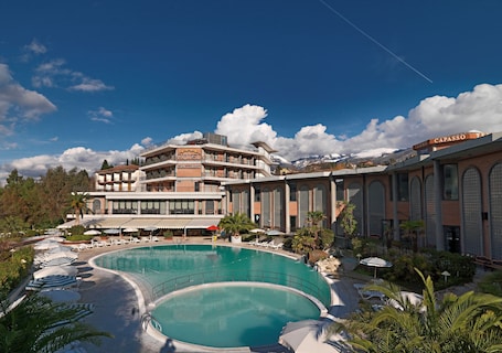 Außenpool, Sonnenschirme, Liegestühle. Hotel Terme Capasso