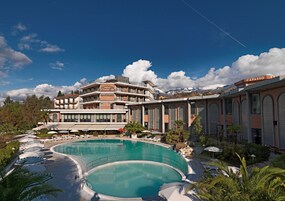 Outdoor pool, pool umbrellas, sun loungers