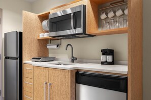 Refrigerador, microondas, lavavajillas y utensilios de cocina 