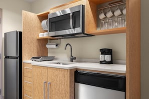 Refrigerador, microondas, lavavajillas y utensilios de cocina
