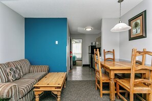 Living area - Tonquin Inn (Jasper)