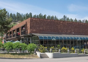 Breakfast and dinner served