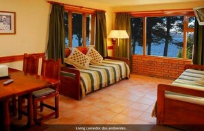 27-inch TV with cable channels, DVD player - Lejano Nahuel Apart (San Carlos de Bariloche)