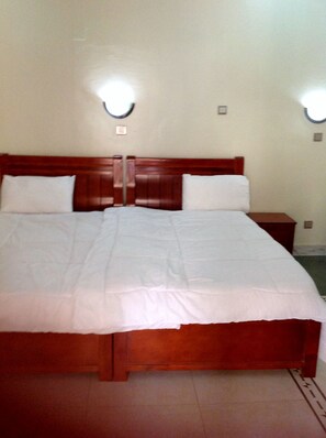 Tempur-Pedic beds, in-room safe, individually decorated, desk - Nikki Hotel (Niamey)
