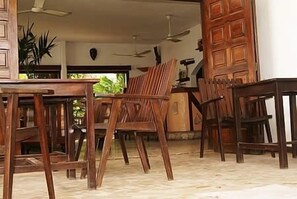 Breakfast, lunch and dinner served - Hôtel Aurore (Lomé)