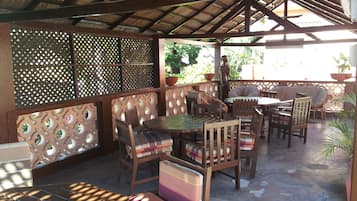 Aperto a colazione, pranzo e cena, cucina internazionale