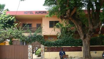 Un bâtiment sur lequel on peut lire l’inscription : « HÔTEL AUREO EST ».