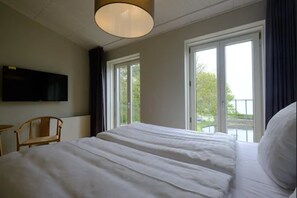 Hypo-allergenic bedding, iron/ironing board, free WiFi, bed sheets