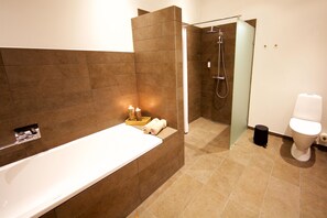 Shower, hair dryer, towels - Strandhotel Røsnæs (Kalundborg)